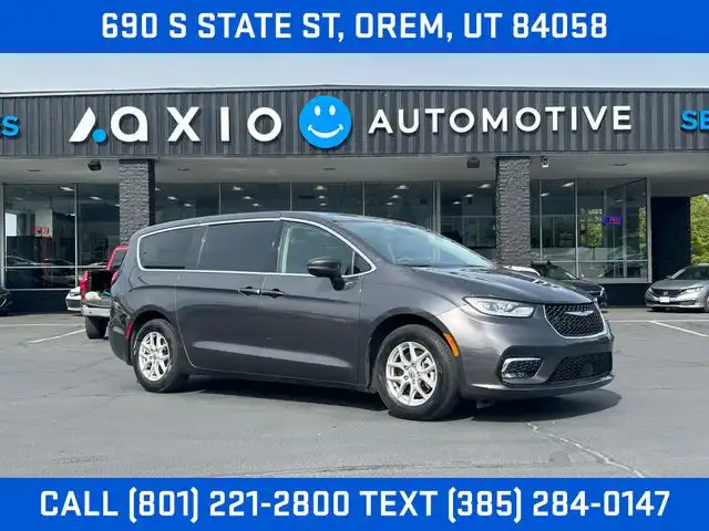 2023 Chrysler Pacifica Touring L's photo