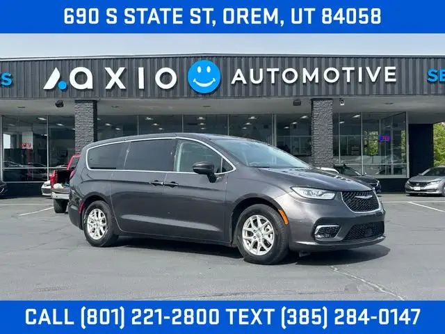 2023 Chrysler Pacifica Touring L's photo