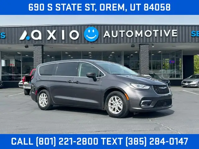 2023 Chrysler Pacifica Touring L photo 1