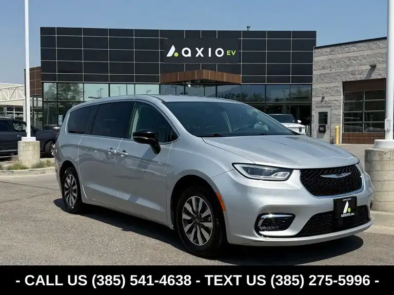 2024 Chrysler Pacifica Hybrid Select PHEV's photo
