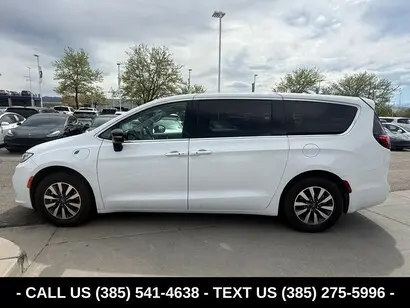2024 Chrysler Pacifica Hybrid Select PHEV photo 4