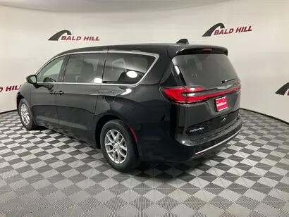 2026 Chrysler Pacifica Select photo 4
