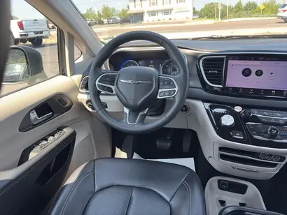 2023 Chrysler Pacifica Touring L photo 2