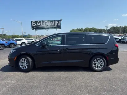 2023 Chrysler Pacifica Touring L photo 3
