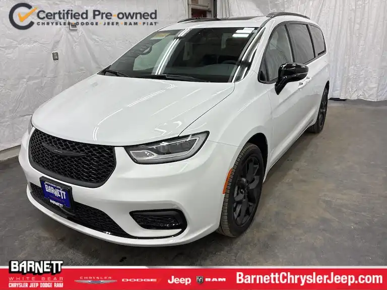 2024 Chrysler Pacifica Limited AWD's photo