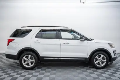 2017 Ford Explorer XLT 4WD photo 4