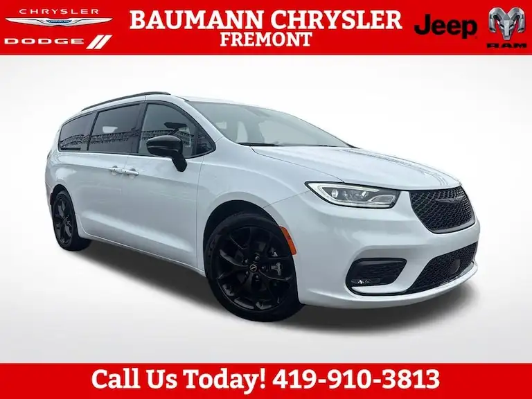 2026 Chrysler Pacifica Limited's photo