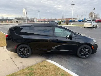 2026 Chrysler Pacifica Select photo 5
