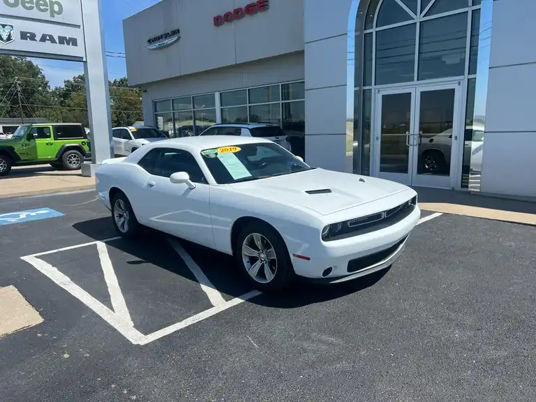 2019 Dodge Challenger SXT Auto's photo
