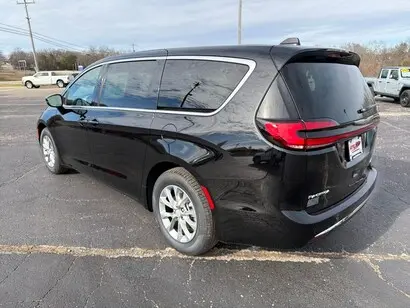 2026 Chrysler Pacifica Limited photo 5