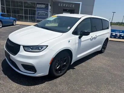 2024 Chrysler Pacifica Hybrid Select S-Appearance PHEV photo 2