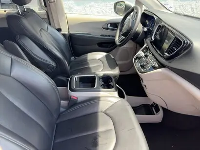 2023 Chrysler Pacifica Touring L photo 5