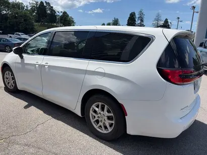 2023 Chrysler Pacifica Touring L photo 3