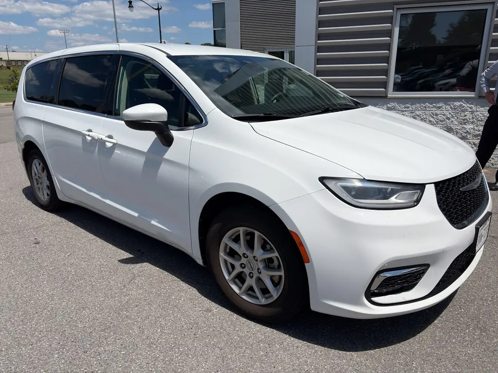 2023 Chrysler Pacifica Touring L photo 1
