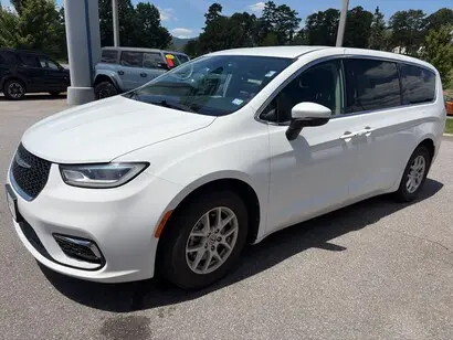 2023 Chrysler Pacifica Touring L photo 2