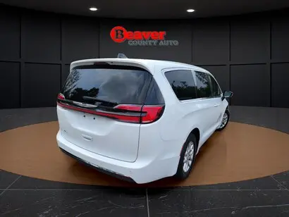 2025 Chrysler Pacifica Select photo 5