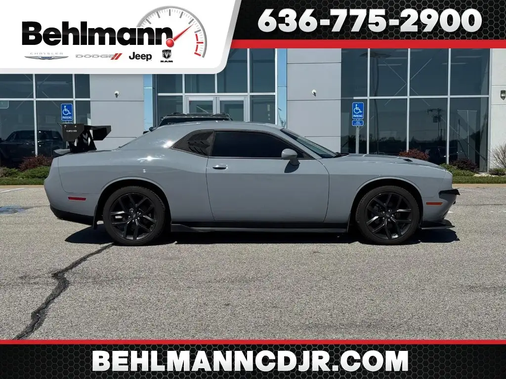 2022 Dodge Challenger SXT Auto photo 1