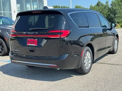 2027 Chrysler Pacifica Select photo 4