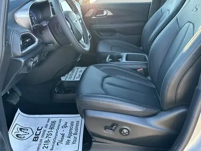 2026 Chrysler Pacifica Select AWD photo 4