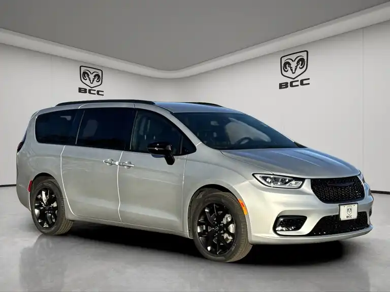 2026 Chrysler Pacifica Select AWD's photo