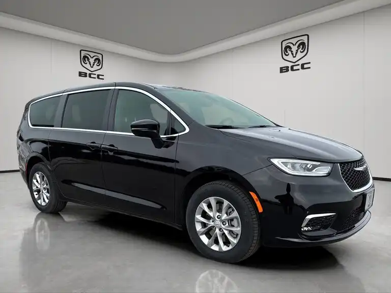 2026 Chrysler Pacifica Select AWD's photo