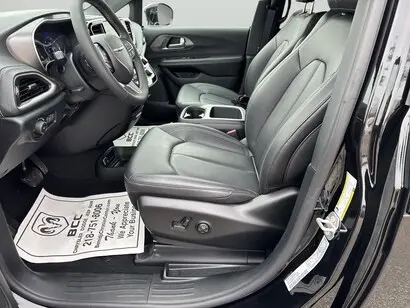2026 Chrysler Pacifica Select AWD photo 4