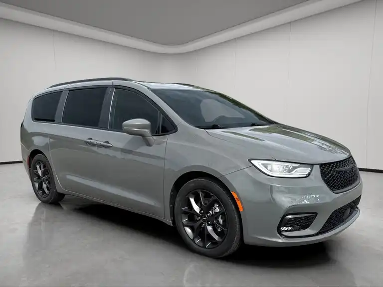 2022 Chrysler Pacifica Touring L's photo