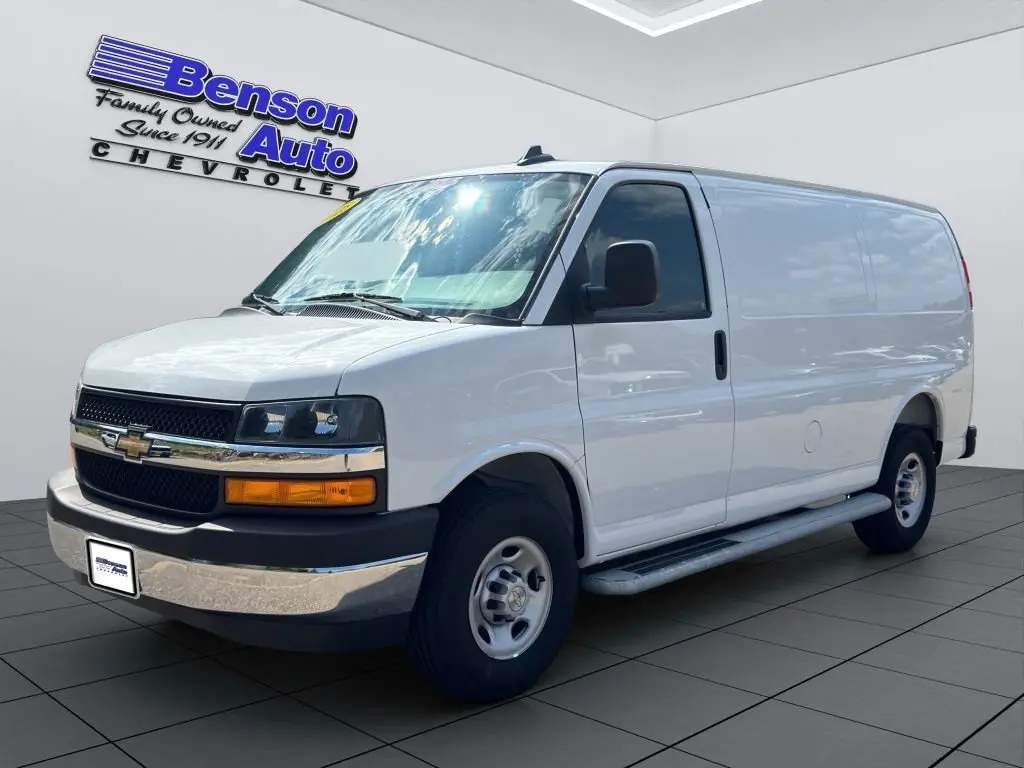 2025 Chevrolet Express 2500 Work Van HD photo 1