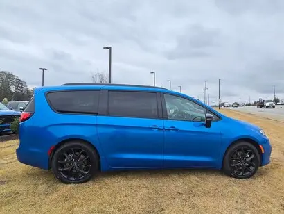 2026 Chrysler Pacifica Select photo 2