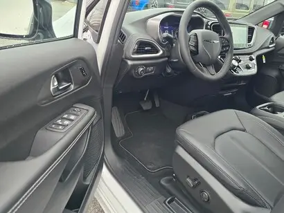 2026 Chrysler Pacifica Select photo 4