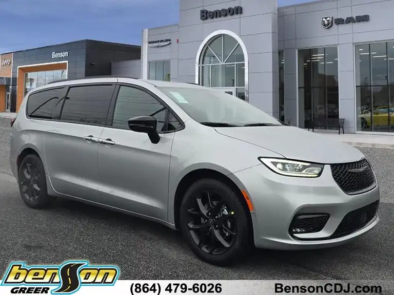 2026 Chrysler Pacifica Select's photo