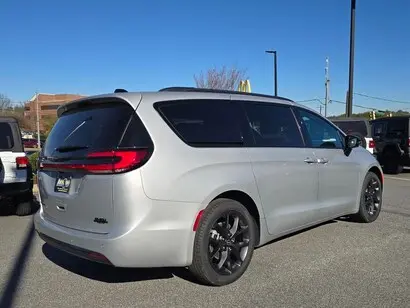 2026 Chrysler Pacifica Select photo 3