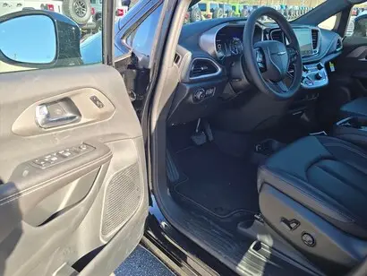 2026 Chrysler Pacifica Select photo 5