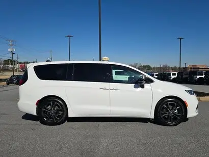 2026 Chrysler Pacifica Select photo 2