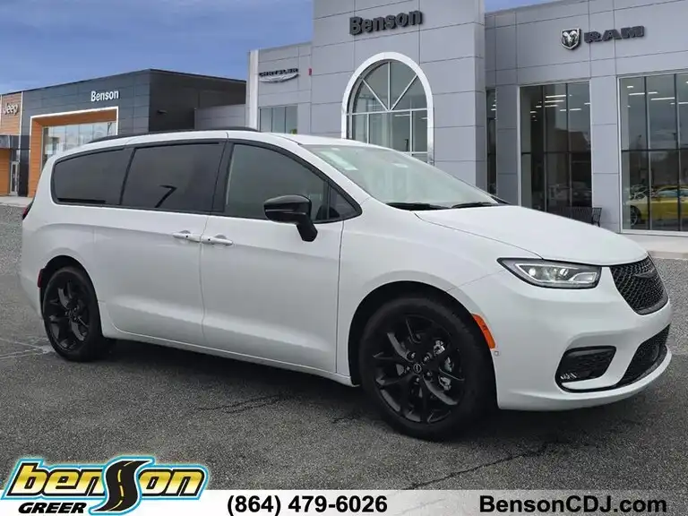 2026 Chrysler Pacifica Select's photo