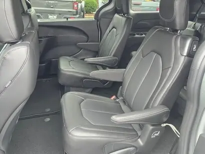 2026 Chrysler Pacifica Select photo 5
