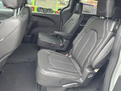 2026 Chrysler Pacifica Select photo 5