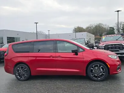 2026 Chrysler Pacifica Select photo 2