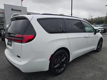 2026 Chrysler Pacifica Select photo 3