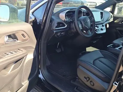2026 Chrysler Pacifica Select photo 4