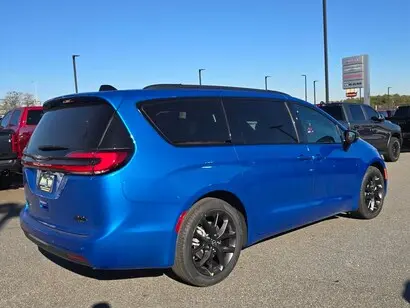 2026 Chrysler Pacifica Select photo 3