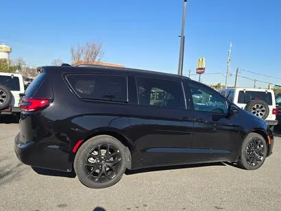 2026 Chrysler Pacifica Select photo 2