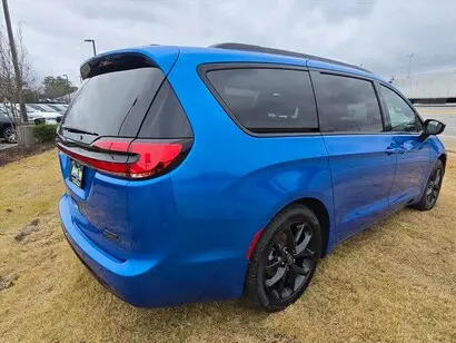 2026 Chrysler Pacifica Select photo 3