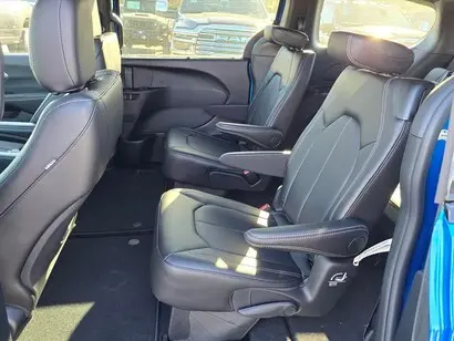 2026 Chrysler Pacifica Select photo 5