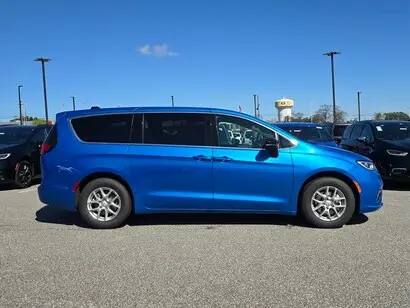 2026 Chrysler Pacifica Select photo 2