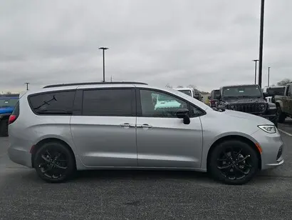 2026 Chrysler Pacifica Select photo 2