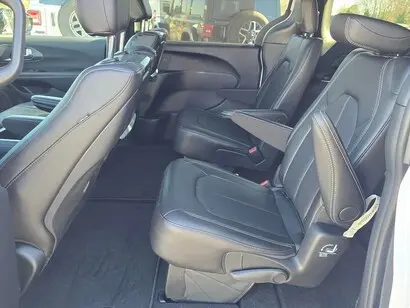 2026 Chrysler Pacifica Select photo 5