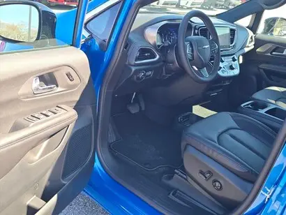 2026 Chrysler Pacifica Select photo 4