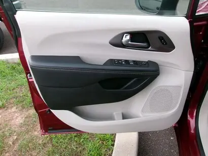 2023 Chrysler Pacifica Touring L photo 5
