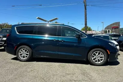 2022 Chrysler Pacifica Touring L photo 3